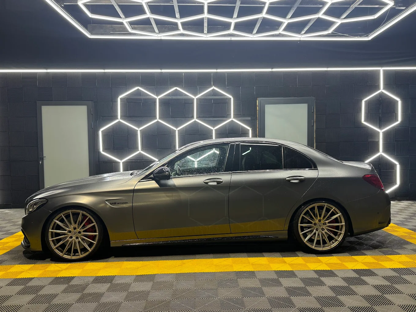 Mercedes in modernem Studio mit LED-Beleuchtung